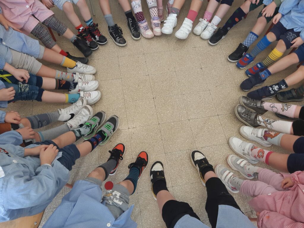 Gli alunni dell’Istituto celebrano “La Giornata dei calzini spaiati”